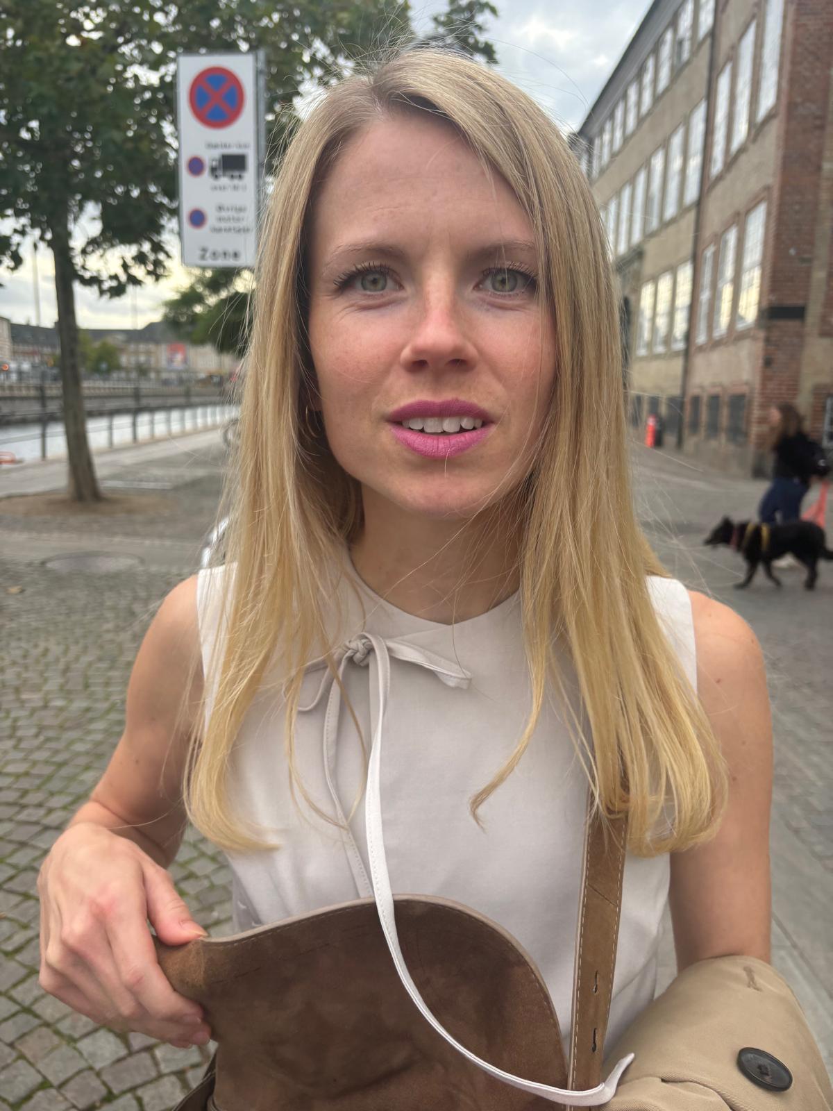 Afvist ansøger ved en kanal i København